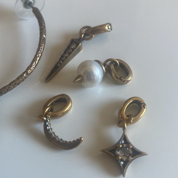 Kendra Scott Charm Hoop Earrings Set. Vintage Gold - Picture 2 of 10